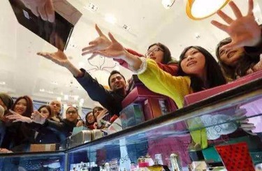 外国大鸡巴操屄视频中国人依然爱赴日旅游 消费已由爆买转向网购